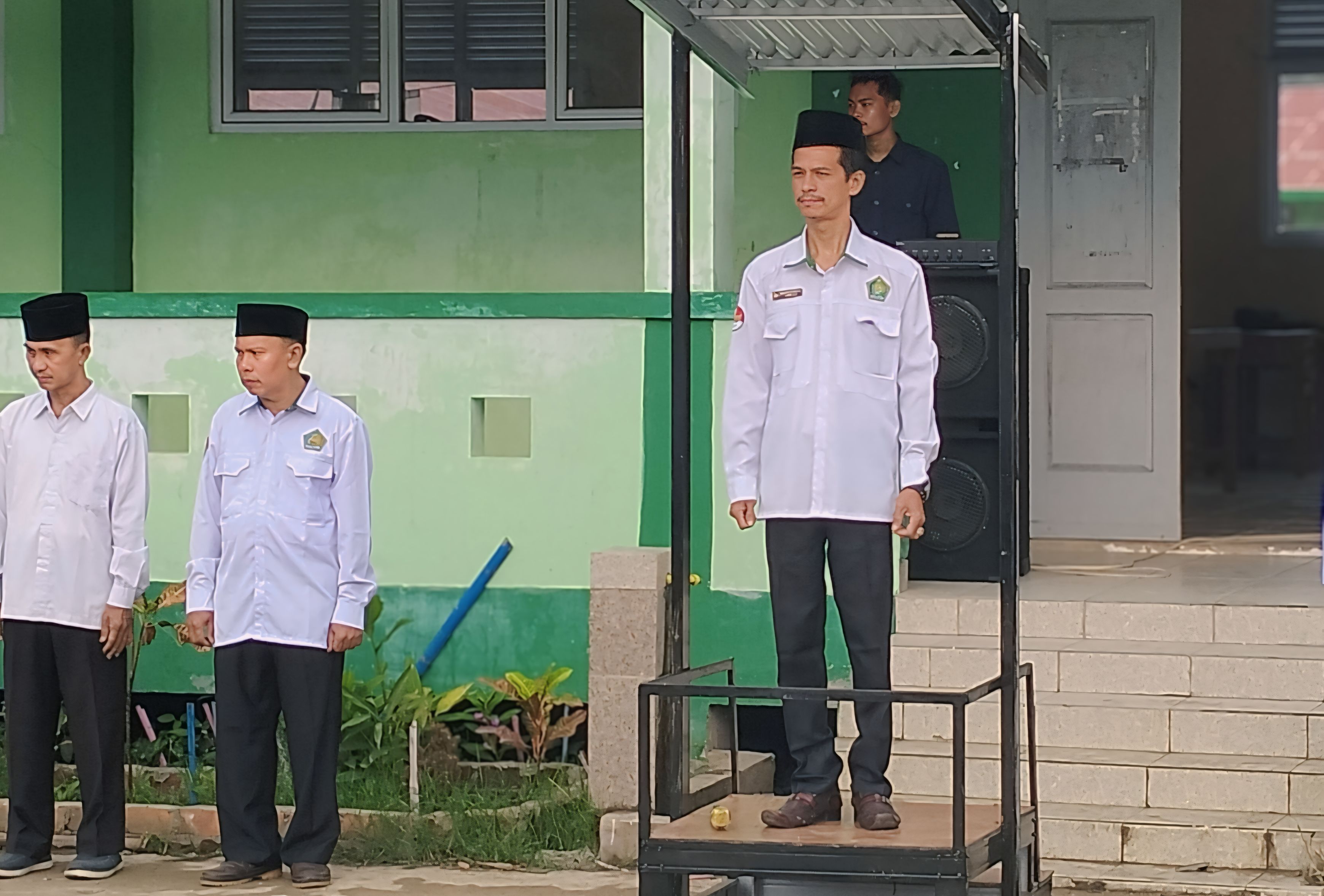Khairul Fadhli, Kepala MTsN 3 Tanjab Barat Tekankan Adab yang Baik Dalam Pergaulan