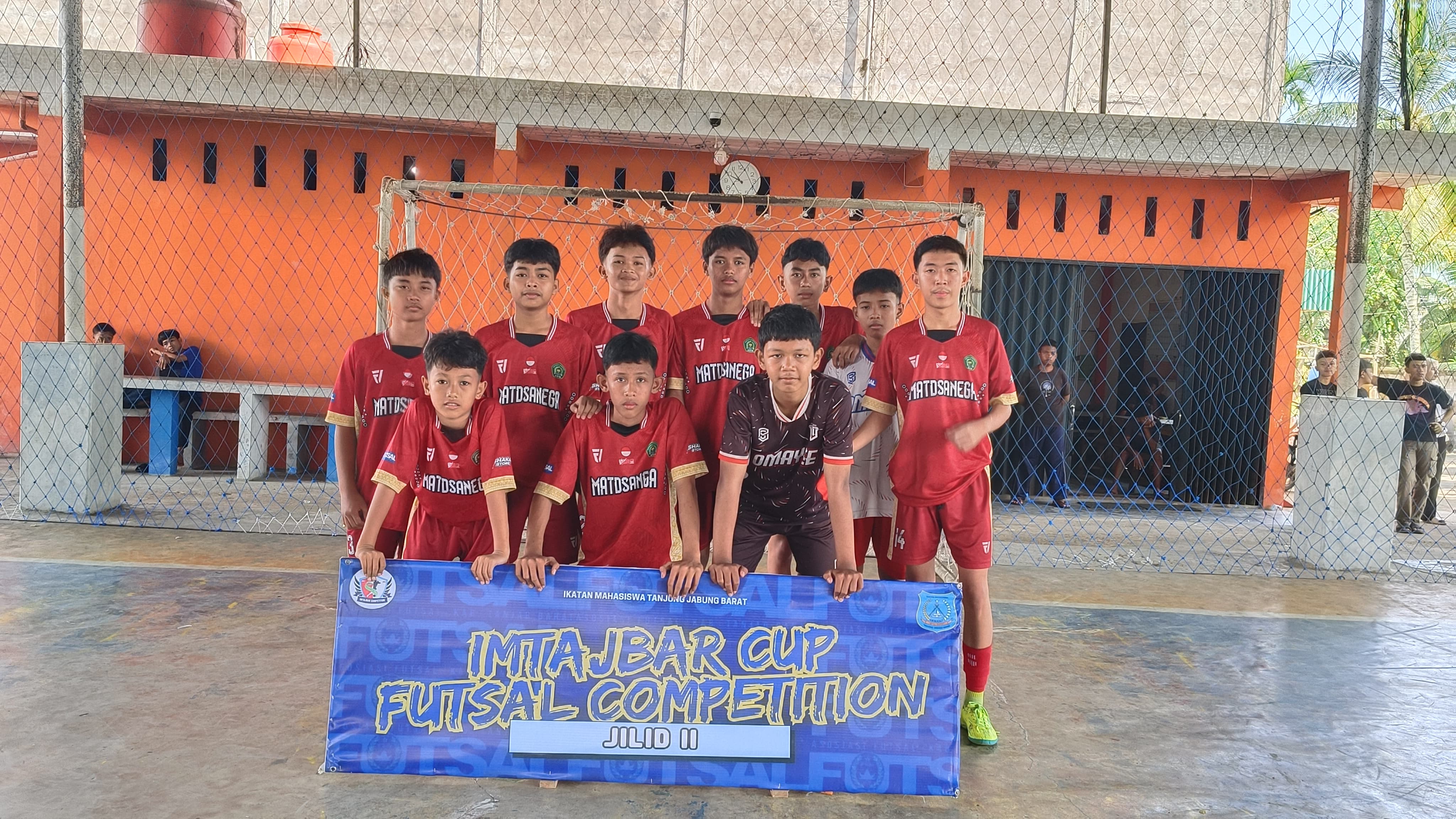 Tim Futsal MTsN 3 Tanjab Barat Kandaskan MTs Riyadul Jannah 4-0 di 8 Besar