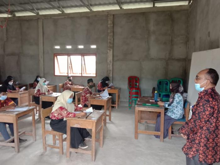 Kakan Kemenag Pantau Ujian Madrasah di MTsN 3 Tanjab Barat