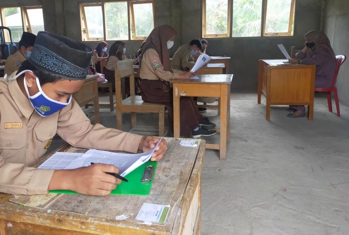 Hari Kelima UM, Siswa MTsN 3 Tanjab Barat Tetap Semangat Ujian 