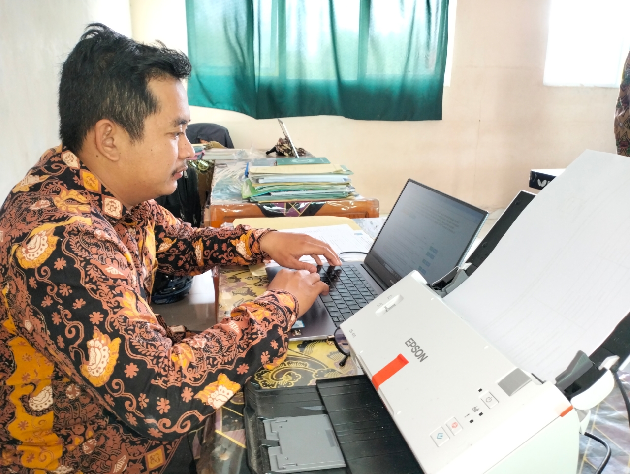Guru dan Tendik MTsN 3 Tanjab Barat Rampung Lengkapi Berkas CPPPK