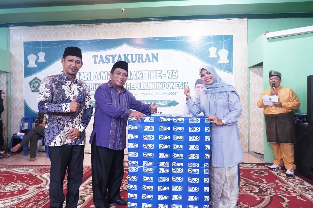 Pemberian Hadiah Juara Lomba Meriahkan HAB Ke-79 Kemenag Tanjab Barat