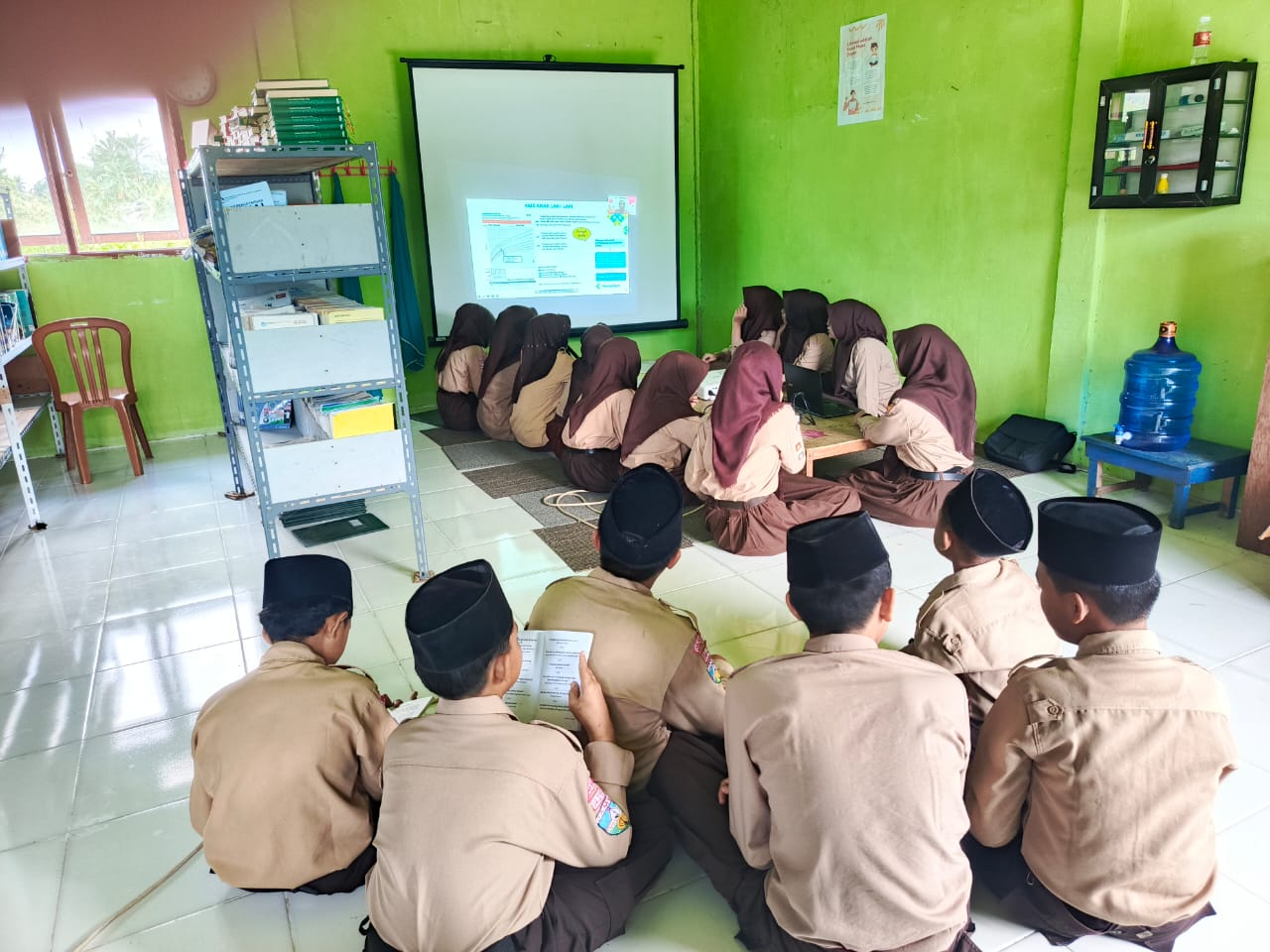 Siswa dan Guru MTsN 3 Tanjab Barat Ikuti Webinar Series Kedua Peringatan Hari Gizi Nasional 2025