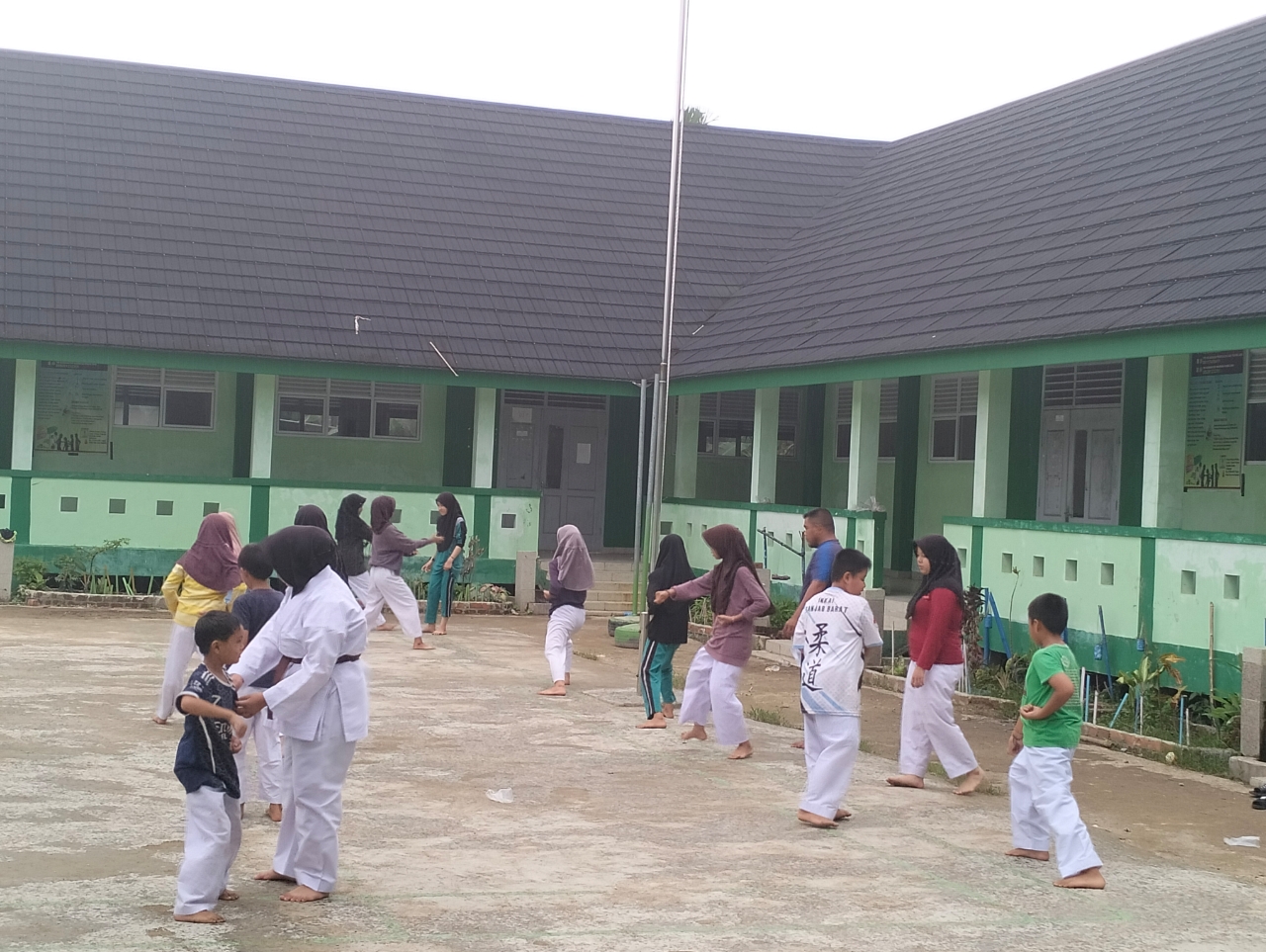 Karate Dojo MTsN 3 Tanjab Barat Mantapkan Latihan Kenaikan Sabuk