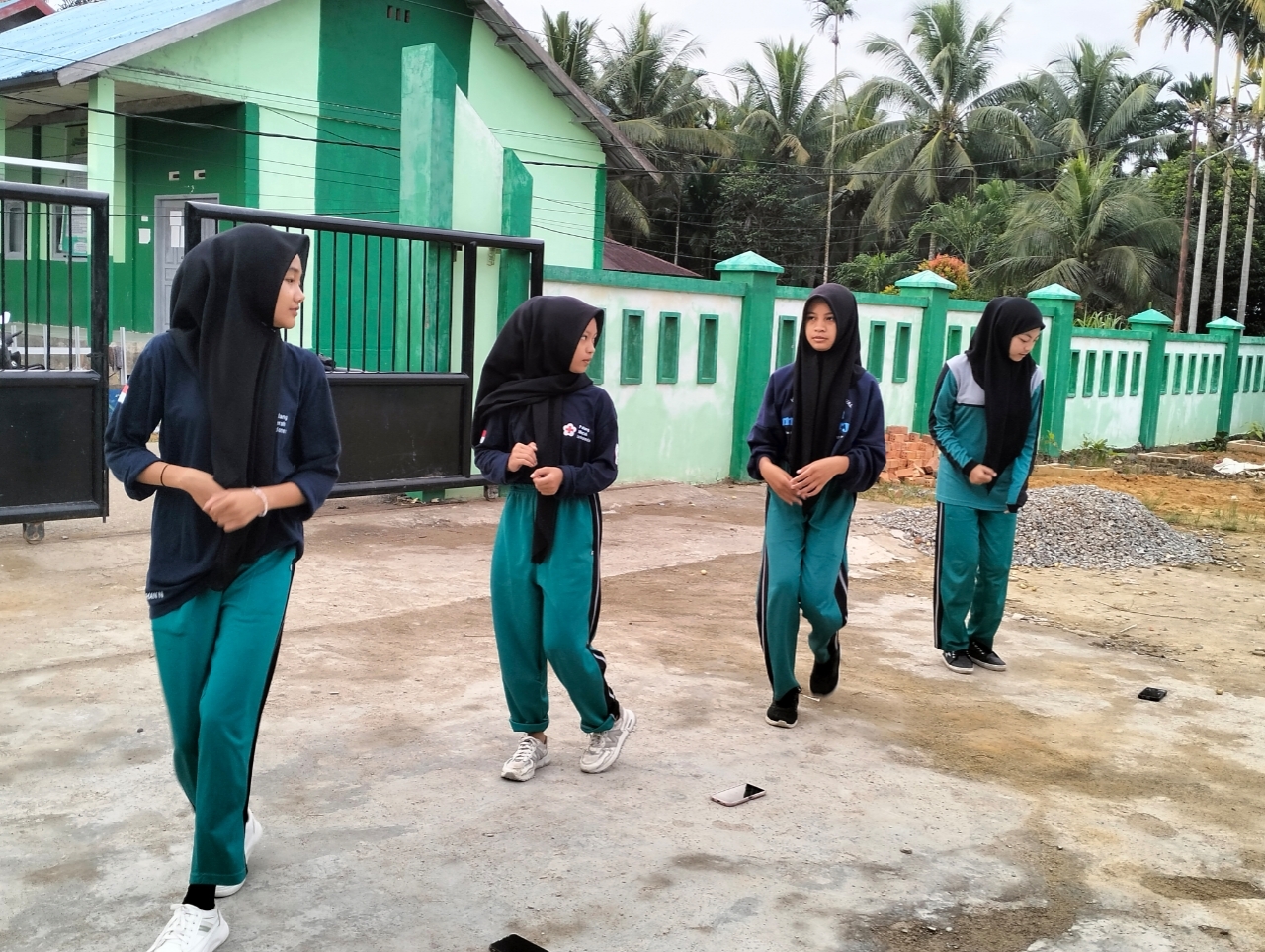 Jelang Pelantikan, PMR MTsN 3 Tanjab Barat Gelar Senam Indonesia Sehat