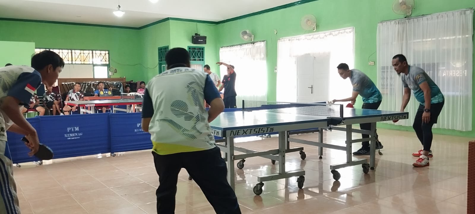 Guru dan Karyawan MTsN 3 Tanjab Barat Ikuti Pertandingan Tenis Meja Tingkat Kabupaten