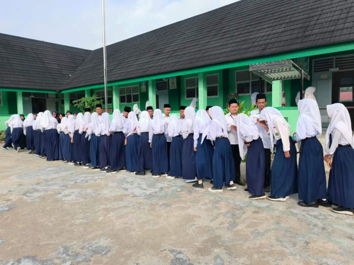 Hari Pertama Masuk Pasca Lebaran, MTsN 3 Tanjung Jabung Barat Gelar Halal Bihalal