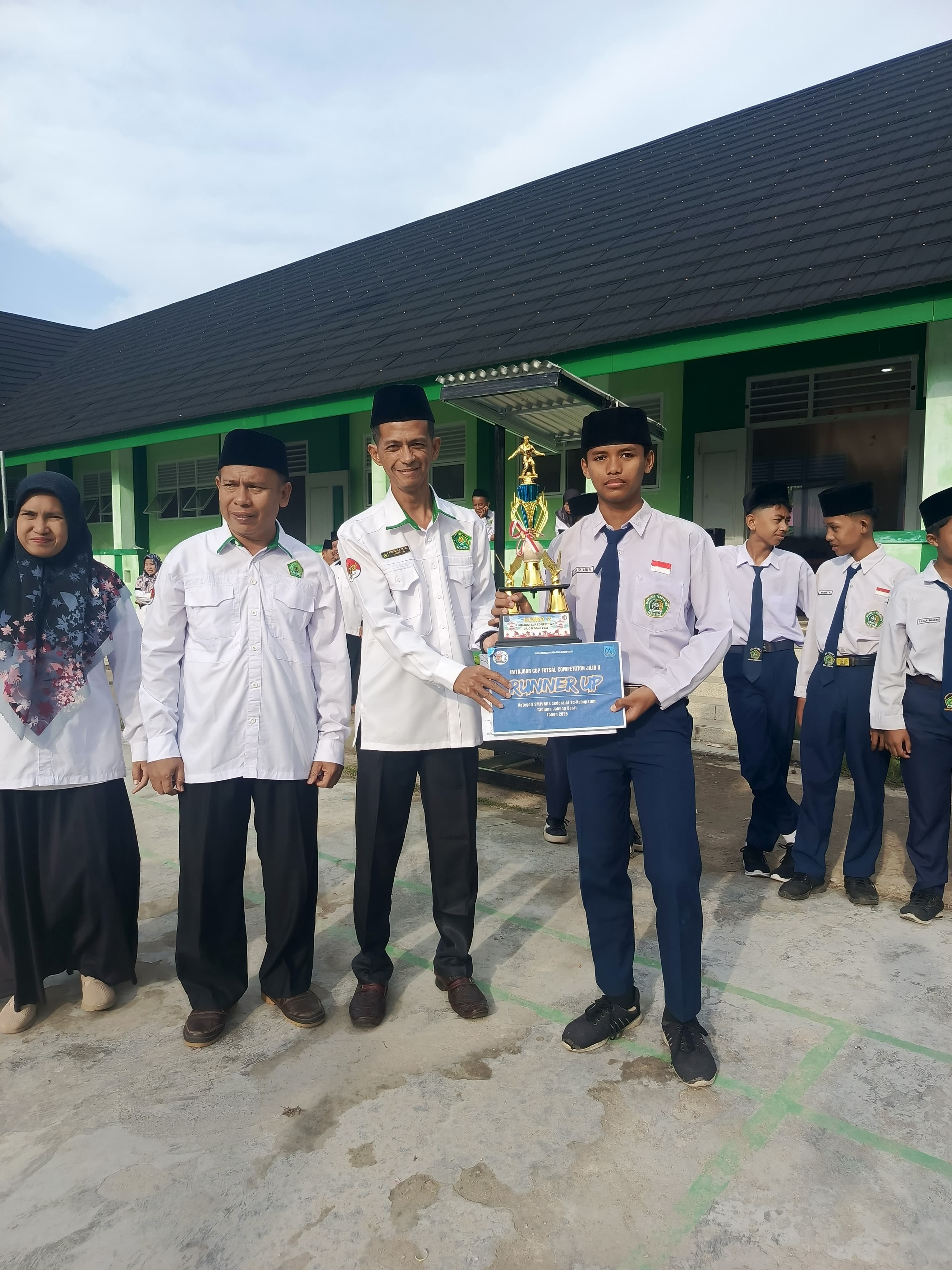 Tim Futsal MTsN 3 Tanjab Barat Serahkan Piala Juara ke Pihak Madrasah
