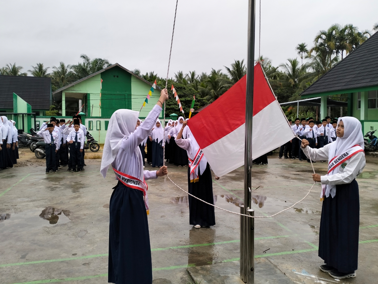 Upacara Bendera Perdana MTsN 3 Tanjab Barat Tahun 2025