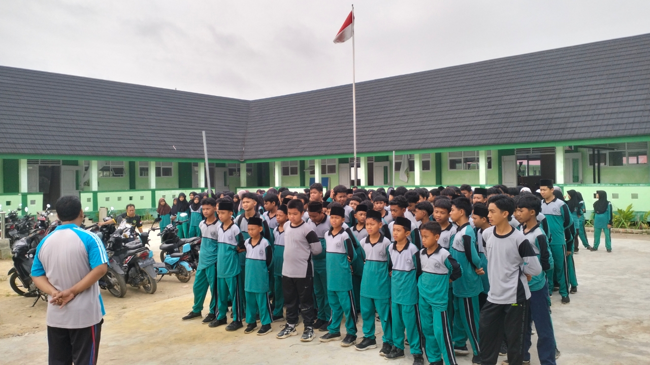 Rabu Sehat, MTsN 3 Tanjab Barat Gelar Jalan Sehat