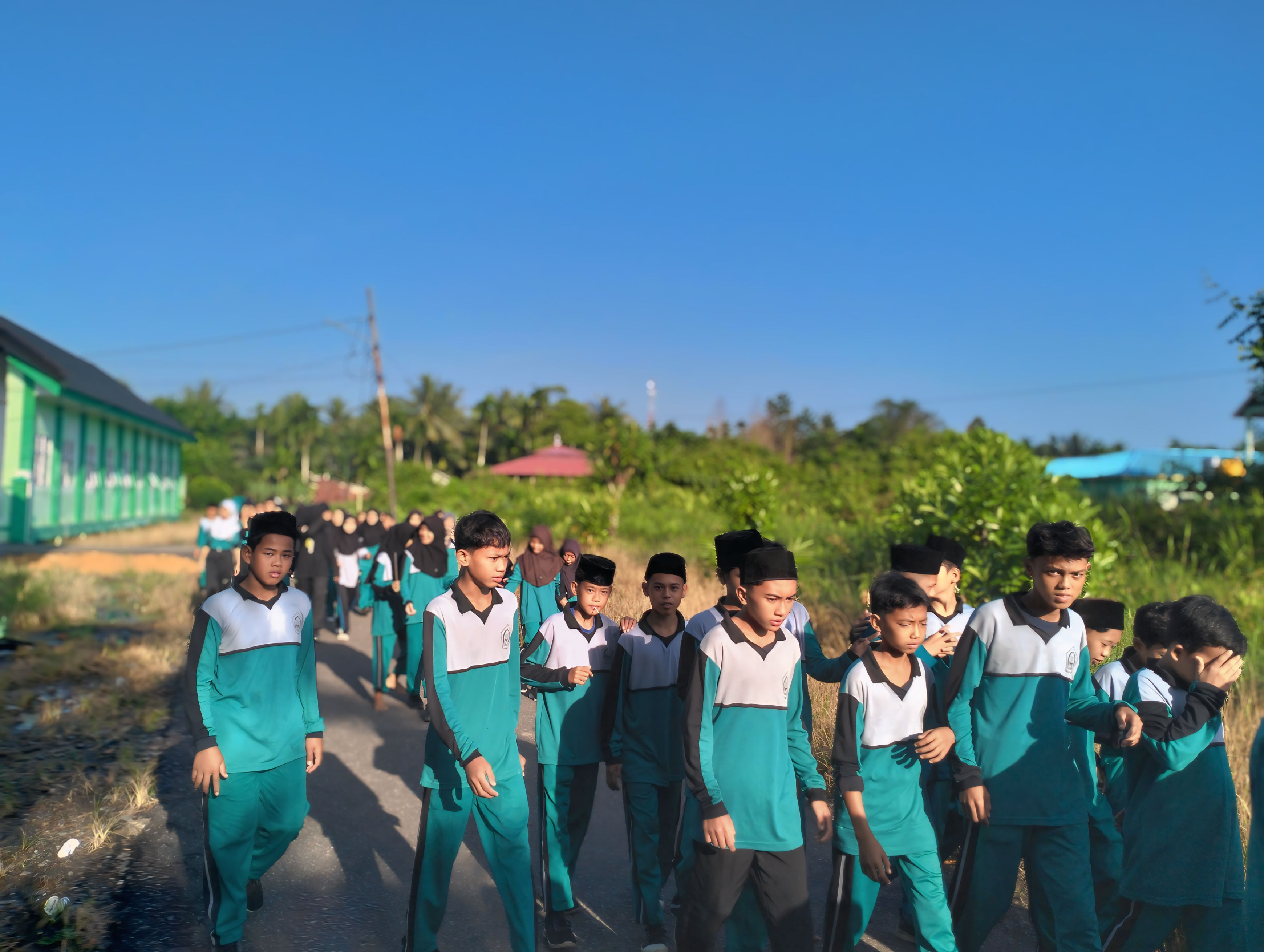 Jumâ€™at Sehat, MTsN 3 Tanjab Barat Gelar Jalan Santai