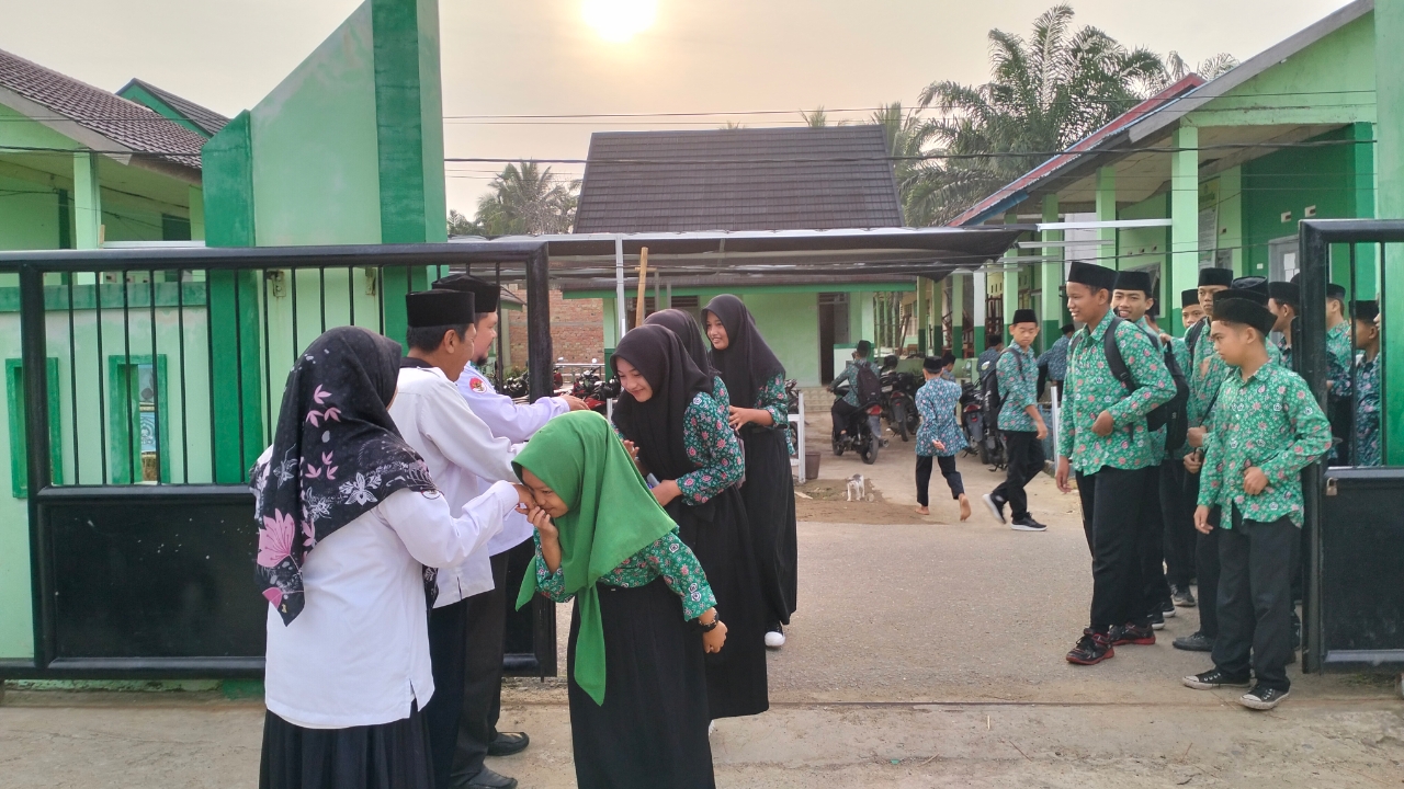 Hormati Guru, Siswa/i MTsN 3 Tanjab Barat Biasakan Bersalaman Sebelum Masuk Kelas