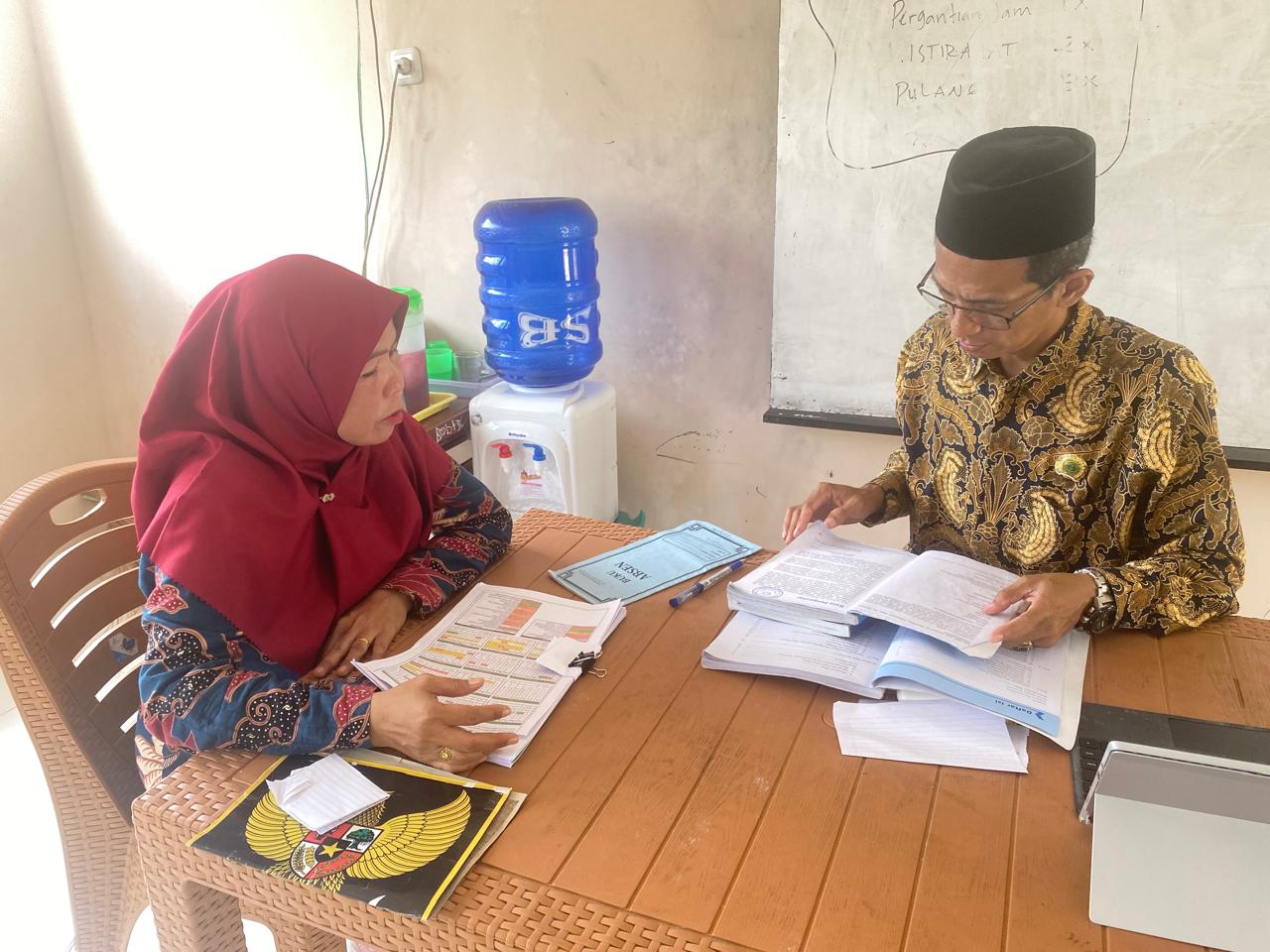 Kamad MTsN 3 Tanjab Barat Lakukan Supervisi Guru