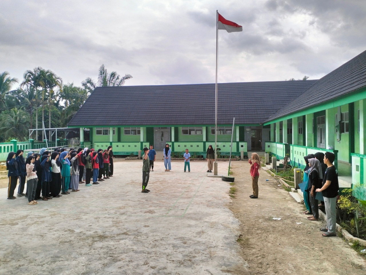 PMR MTsN 3 Tanjab Barat Gladi Bersih Jelang Pelantikan Anggota