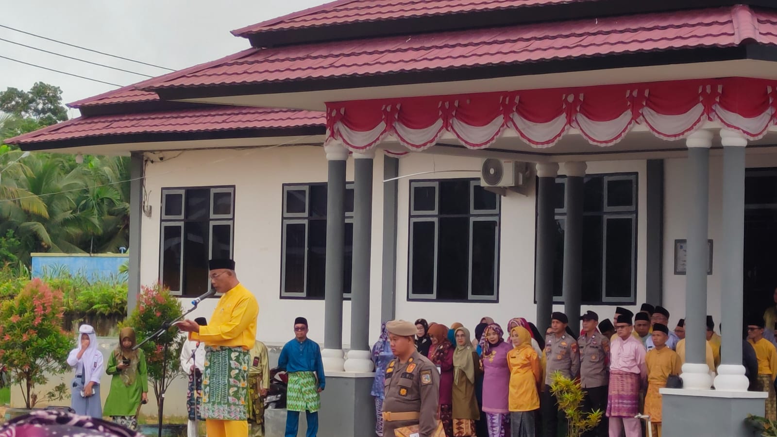 Guru MTsN 3 Tanjab Barat Ikuti Upacara HUT Provinsi Jambi Ke-68 Tahun 2025