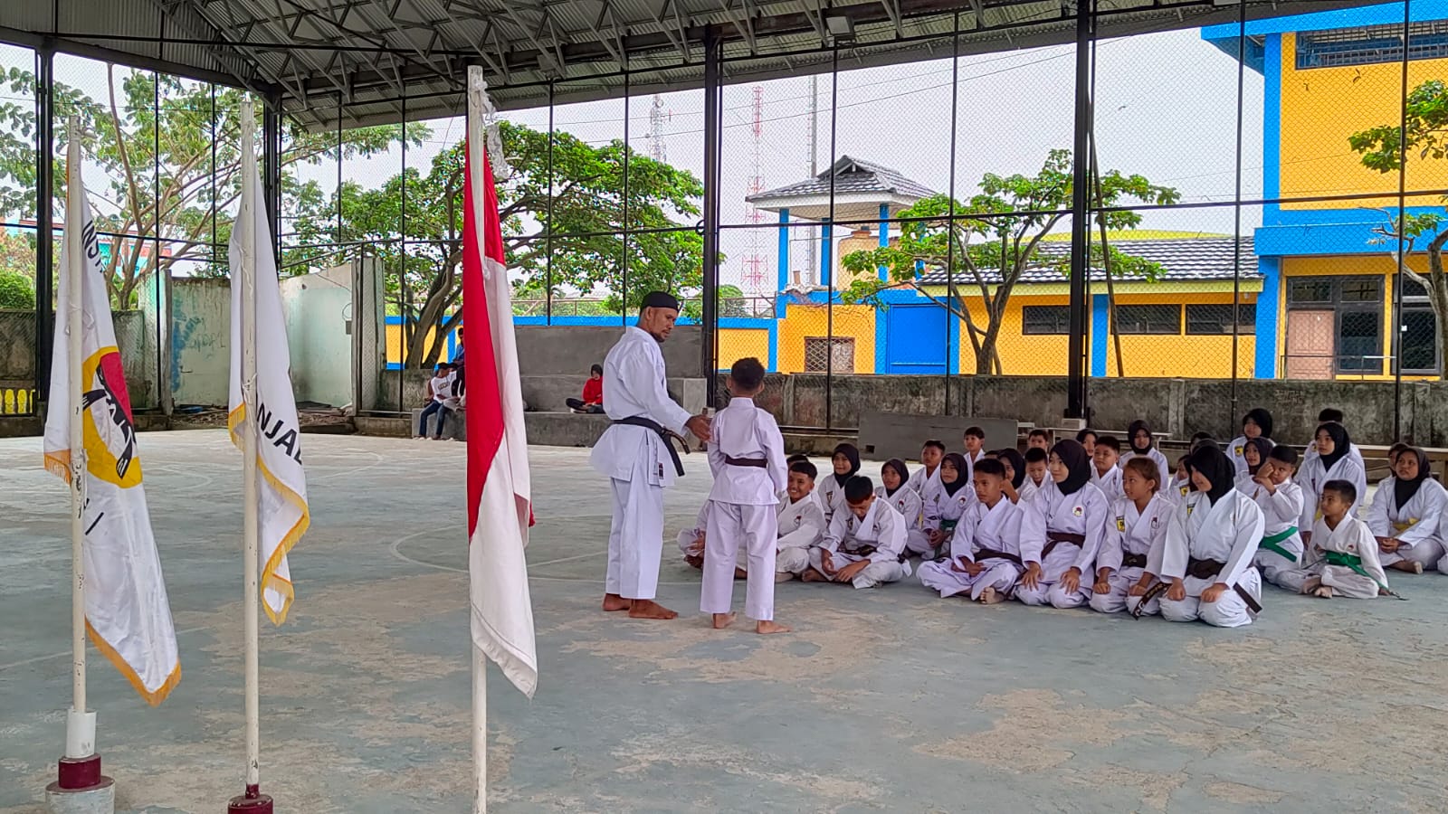 Ujian Usai, Karateka Dojo Karate MTsN 3 Tanjab Barat Kenakan Sabuk Baru