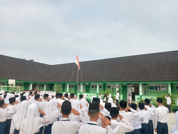 MTsN 3 Tanjab Barat Laksanakan Upacara Rutin Kenaikan Bendera Hari Senin di Halaman Madrasah MTsN 3 Tanjab Barat Laksanakan Upacara Rutin Kenaikan Bendera Hari Senin di Halaman Madrasah