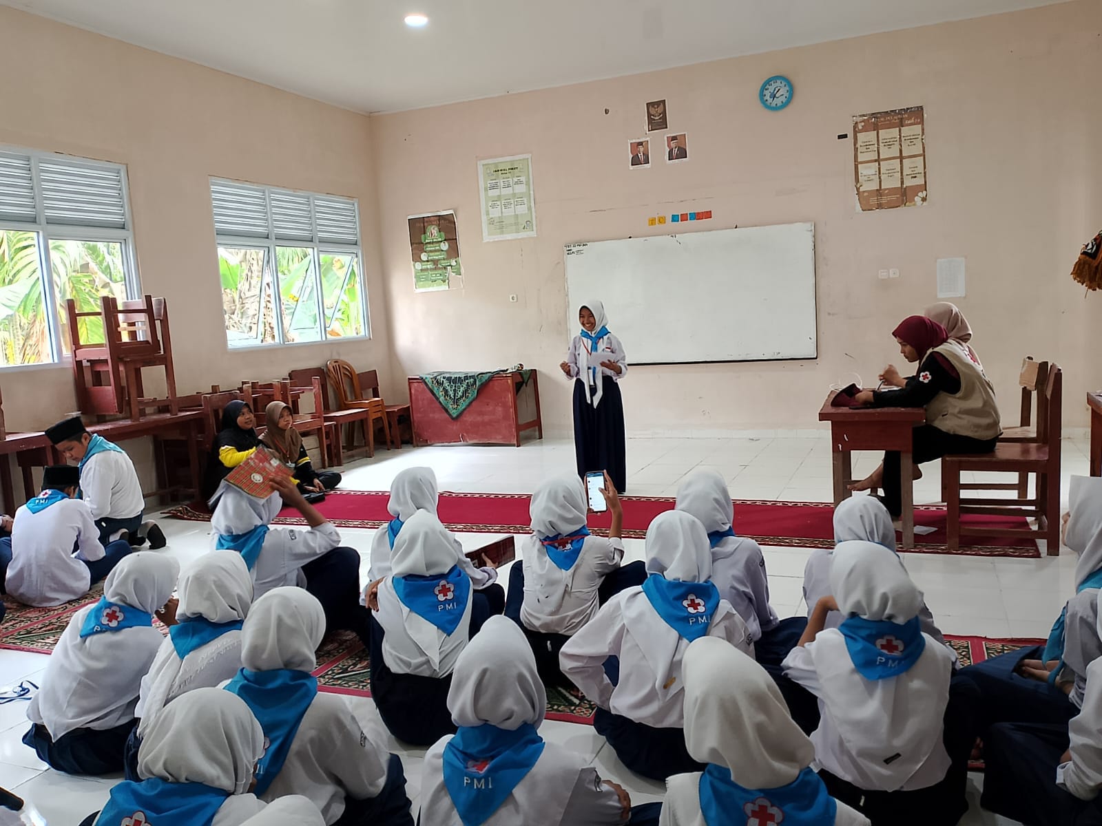 Melatih Siswa Peduli Sosial, MTsN 3 Tanjab Barat Aktifkan Ekskul PMR