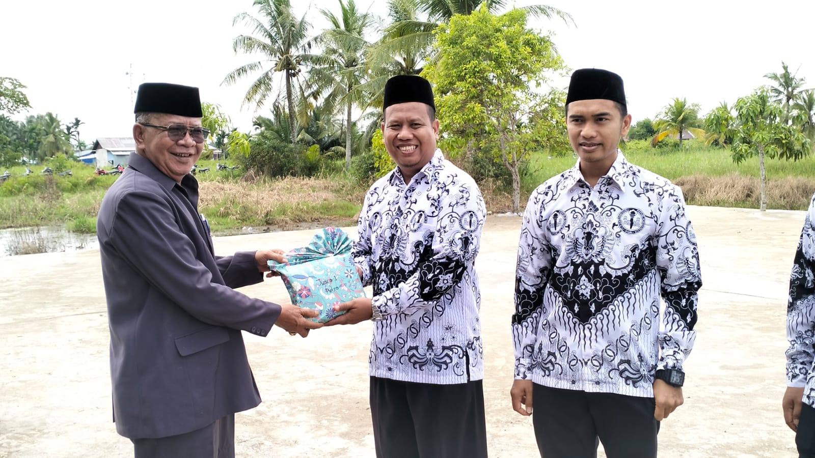 HUT PGRI Tahun 2024, PTM MTsN 3 Tanjab Barat Sukses Gondol Juara  Umum Turnamen Tenis Meja