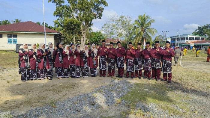 Guru, Tenaga Kependidikan, dan Siswa MtsN 3 Tanjung Jabung Barat Mengikuti Upacara Peringatan HUT Jambi ke-69